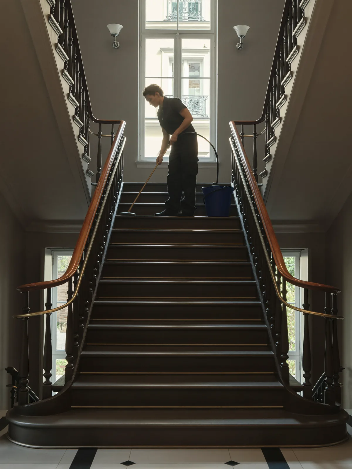 Gepflegtes Treppenhaus eines Wohnhauses wird gewischt